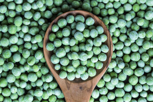 Wooden spoon and frozen peas - SARF000947