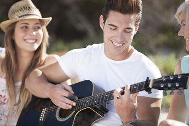 Glückliche Freunde mit Gitarre im Freien - ZEF002440