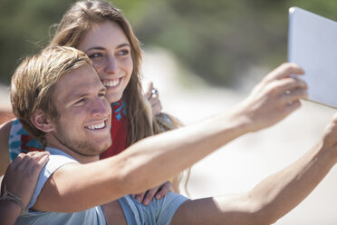 Freunde machen ein Selfie mit digitalem Tablet am Strand - ZEF002467