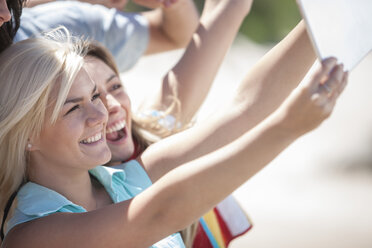 Freunde machen ein Selfie mit digitalem Tablet am Strand - ZEF002468