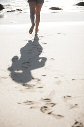 Beine einer jungen Frau, die am Strand läuft - ZEF002469
