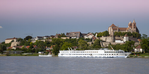 Germany, Baden-Wuerttemberg, Breisach, Upper Rhine river and cruise liner, Breisach Minster in the background - WI001136