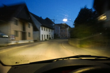 Autofahren bei Nacht, Bayern, Deutschland - MAEF009213