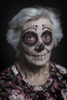 Porträt einer älteren Frau mit Zuckerschädel-Make-up - STB000199