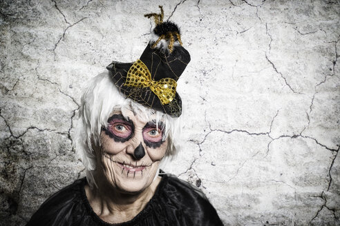 Porträt einer älteren Frau mit Zuckerschädel-Make-up und ausgefallenem Hut - STB000200