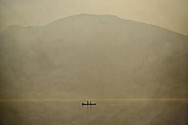 Italien, Venetien, Lago di Garda, Ruderboot im Morgennebel - LVF002134