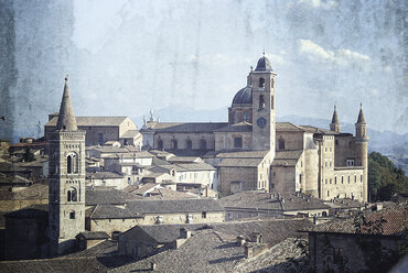 Italien, Marken, Urbino, Blick auf das centro storico mit dem Palazzo ducale - LVF002126