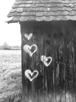 Deutschland, Baden-Württemberg, Tubingen, Scheune mit herzförmigem Graffiti - LVF002106