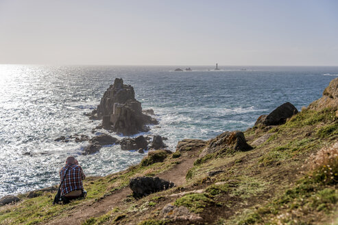 Vereinigtes Königreich, England, Cornwall, Land's End, Fotograf fotografiert Armed Knight und Wols Rock Lighthouse - FRF000066