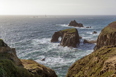 Vereinigtes Königreich, England, Cornwall, Land's End, Natural Arche und Armed Knight - FRF000056