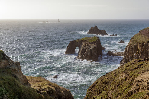 Vereinigtes Königreich, England, Cornwall, Land's End, Natural Arche und Armed Knight - FRF000056