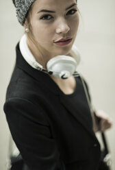 Porträt einer Frau mit weißen Kopfhörern, Blick von oben - UUF002410