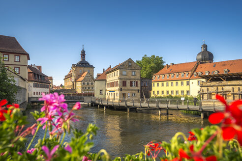 Deutschland, Bayern, Bamberg, Fluss Regnitz mit altem Rathaus - PUF000127