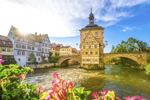 Deutschland, Bayern, Bamberg, Fluss Regnitz mit altem Rathaus - PUF000128