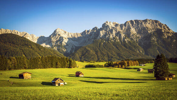 Deutschland, Bayern, Krun, Scheune auf Wiese, Karwendelgebirge im Hintergrund - PUF000132