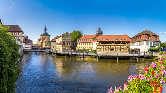 Deutschland, Bayern, Bamberg, Fluss Regnitz mit altem Rathaus - PUF000138
