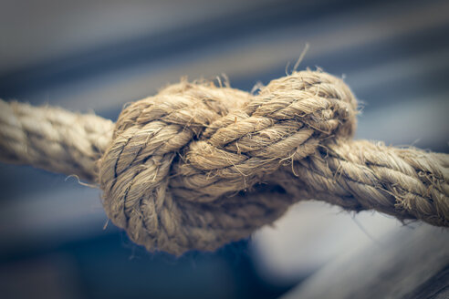 Knotted rope, close-up - CMF000182