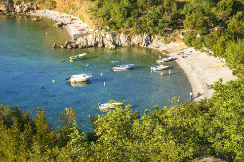 Croatia, Primorje-Gorski kotar, Kvarner Gulf, beach with tourists - PUF000154