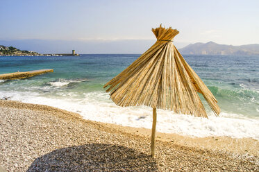 Croatia, Krk, Baska, beach with sunshades - PUF000164