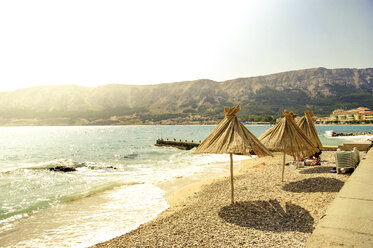 Croatia, Krk, Baska, beach with sunshades - PUF000165