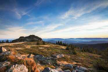 Deutschland, Bayern, Nationalpark Bayerischer Wald, Blick vom Großen Arber zum Wagnerkopf im Herbst- und Abendlicht - STSF000548