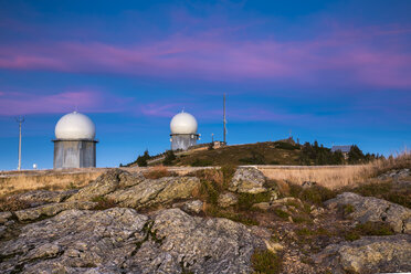 Deutschland, Bayern, Nationalpark Bayerischer Wald, Blick auf das Radom am Großen Arber am Abend - STSF000550