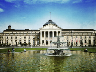 Deutschland, Wiesbaden, Brunnen vor dem Casino - CSF023166