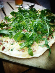 Flammkuchen mit Rucola und Speck - CSF023158