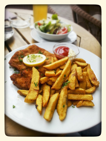 Wiener Schnitzel mit Pommes frites, lizenzfreies Stockfoto