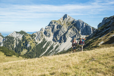 Austria, Tyrol, Tannheimer Tal, young hikers looking at map - UUF002420