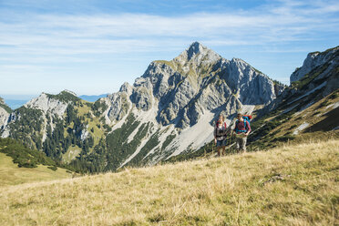 Österreich, Tirol, Tannheimer Tal, junge Wanderer mit Blick auf die Karte - UUF002420