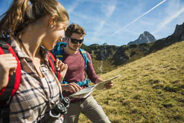 Austria, Tyrol, Tannheimer Tal, young hikers looking at map - UUF002424