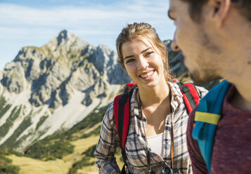 Österreich, Tirol, Tannheimer Tal, lächelndes junges Paar beim Wandern - UUF002426