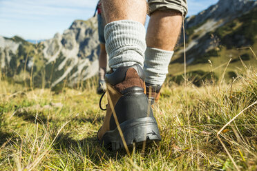 Österreich, Tirol, Tannheimer Tal, Nahaufnahme eines jungen Paares beim Wandern - UUF002433