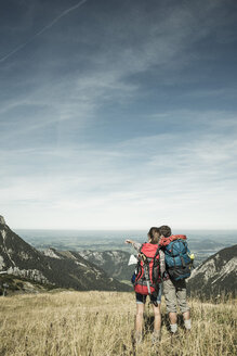 Österreich, Tirol, Tannheimer Tal, junge Wanderer mit Blick auf die Karte - UUF002438