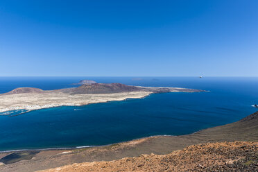 Spanien, Kanarische Inseln, Lanzarote, Blick vom Mirador del Rio auf La Graciosa - AMF003093