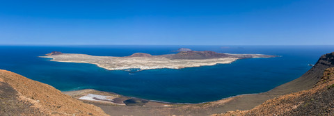Spanien, Kanarische Inseln, Lanzarote, Blick vom Mirador del Rio auf La Graciosa, lizenzfreies Stockfoto