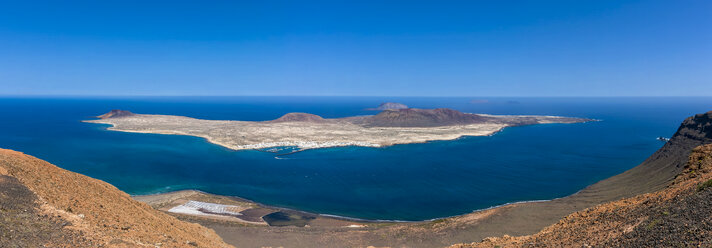 Spanien, Kanarische Inseln, Lanzarote, Blick vom Mirador del Rio auf La Graciosa - AMF003094