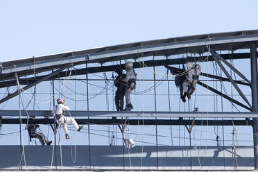 Männer arbeiten an der Seite eines Gebäudes - ZEF002348