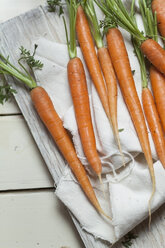 Möhren, Daucus carota, mit Grünzeug auf Tuch - SBDF001413