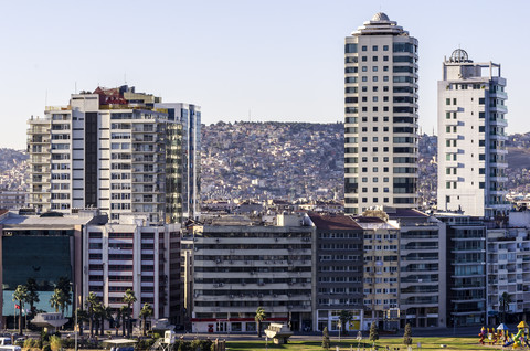 Türkei, Izmir, Region Ägäis, Wohnhochhäuser, lizenzfreies Stockfoto