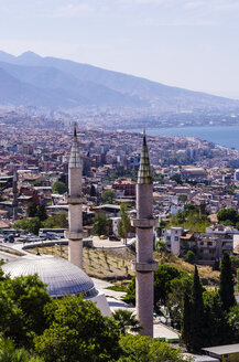 Türkei, Izmir, Ägäisregion, Stadtbild, Moschee im Vordergrund - THAF000824
