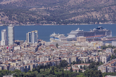 Türkei, Izmir, Ägäisregion, Kreuzfahrtschiffe im Hafen - THAF000830