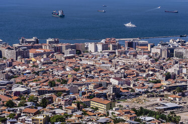 Türkei, Izmir, Region Ägäis, Blick auf den Hafen - THAF000832