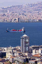 Türkei, Izmir, Ägäisregion, Golf von ?zmir, Containerschiff - THA000818