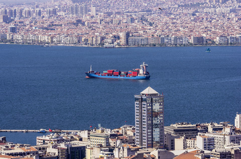 Türkei, Izmir, Ägäisregion, Golf von ?zmir, Containerschiff, lizenzfreies Stockfoto