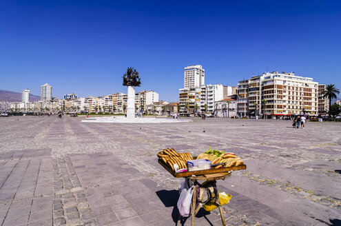 Türkei, Izmir, Ägäisregion, Cumhuriyet-Platz, Atatuerk-Denkmal, Stand mit Gebäck im Vordergrund - THAF000839