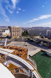 Türkei, Izmir, Ägäisregion, Blick auf den Hafen vom Kreuzfahrtschiff aus - THAF000841