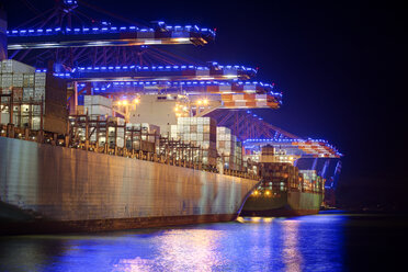 Deutschland, Hamburg, Blick auf beleuchtetes Containerterminal bei den Cruise Days - ROMF000024