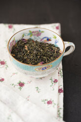 Teetasse mit chinesischem Grüntee und Rosenblättern - MYF000671